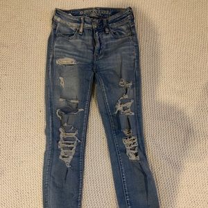Light wash AEO ripped skinny jeans